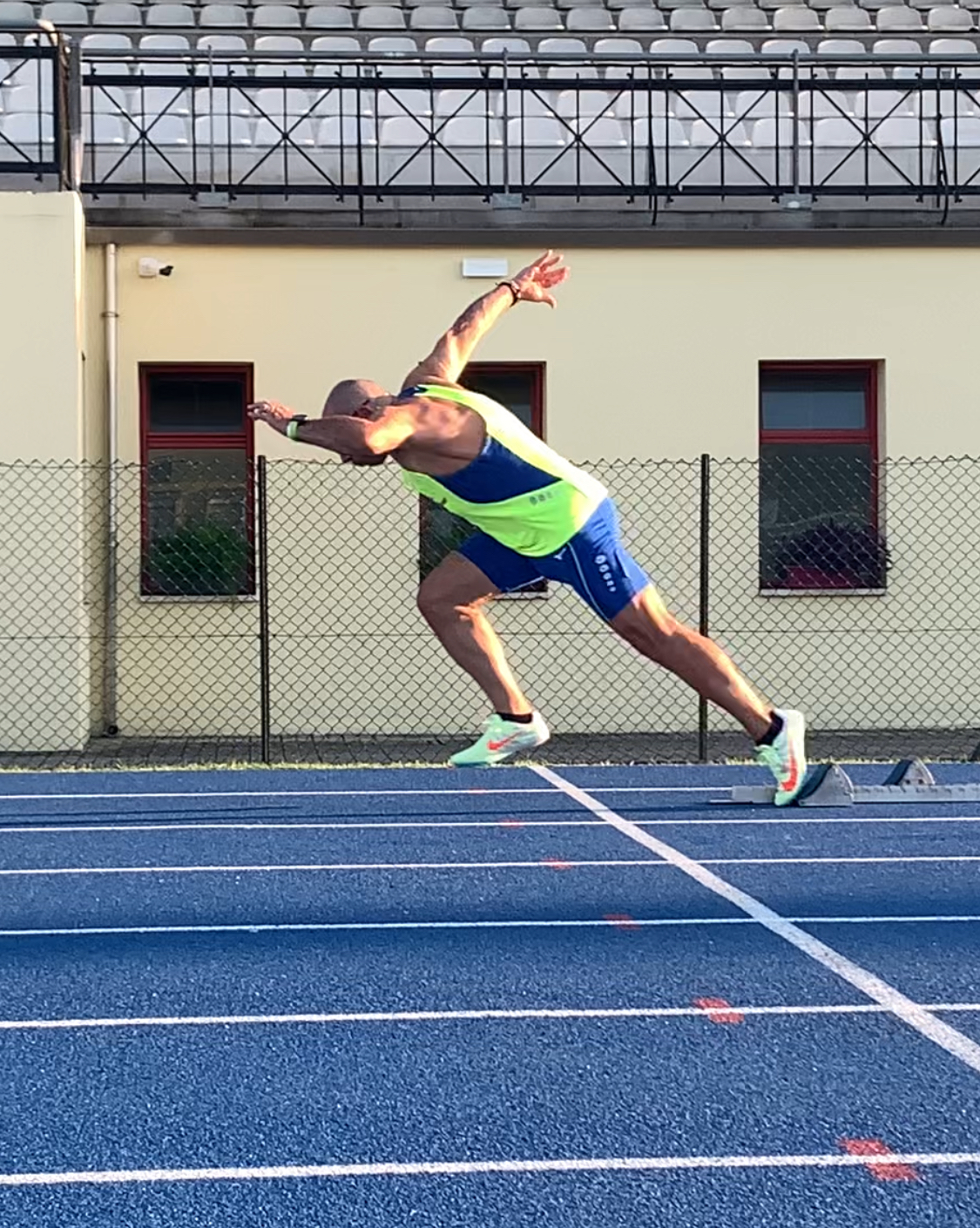 Fabio Calzola in uscita dai blocchi di partenza durante un allenamento di velocità